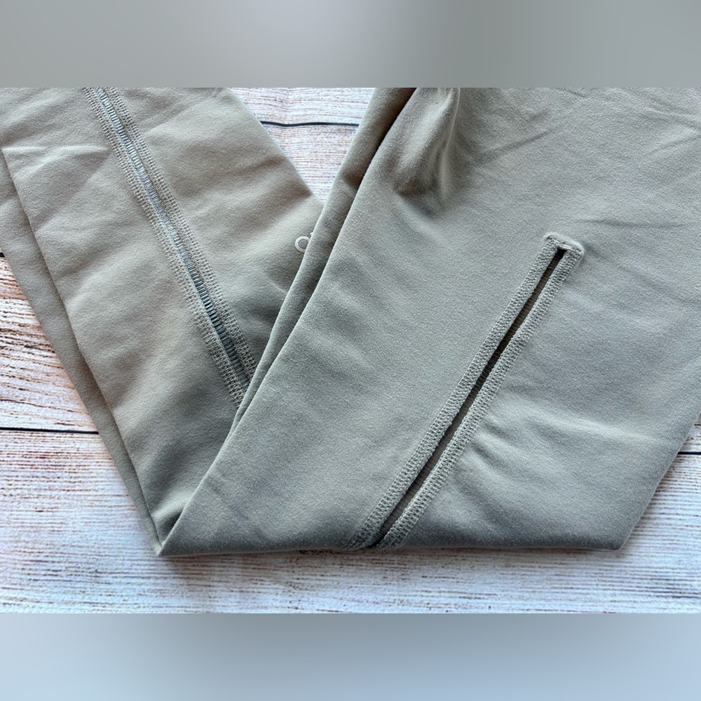SOLD🔴ALO Yoga Dash Leggings in Gravel - Picture 6 of 11